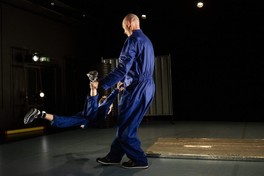 Aaben Dans. The Show for Young Men. Dansere Ole Birger Hansen og Hans Humble Lichtenberg.Foto: Ditte Valente.