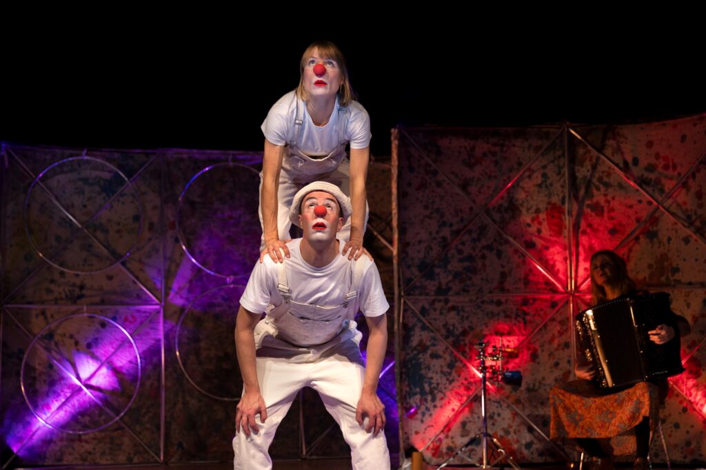 Anna Nerdrum Bøgwald og Morten Uglebjerg Norli i forestillingen Wow! af Plutselig Sirkus Foto: Kristin Aafløy Opdan.