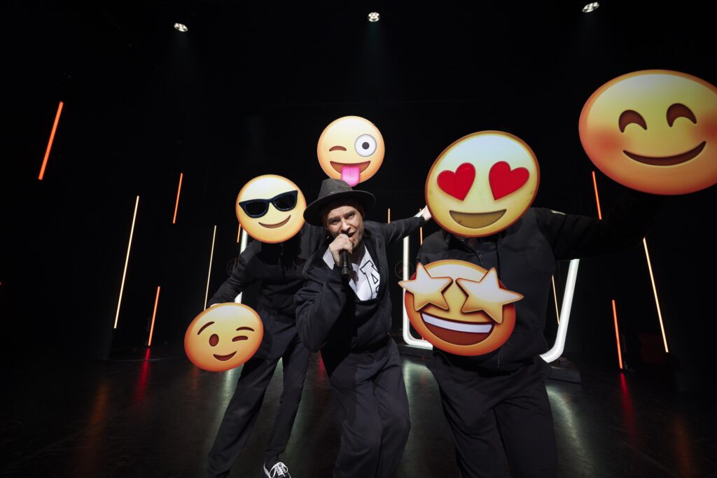 Kæmpe emojiis danser omkring Johannes Nymark i Albert Was Here, Herning Ny Teater. Foto: MingoPhoto.