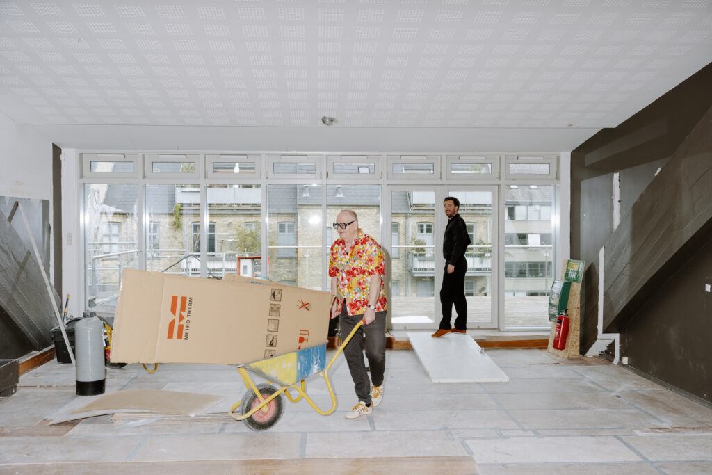 De to festivalledere Thomas Mieth og Ulrik Birkkjær er i fuldt sving med flytningen til deres nye kontorer og studier på Nygårdsvej 5, Østerbro. Foto: Marcus Christensen.
