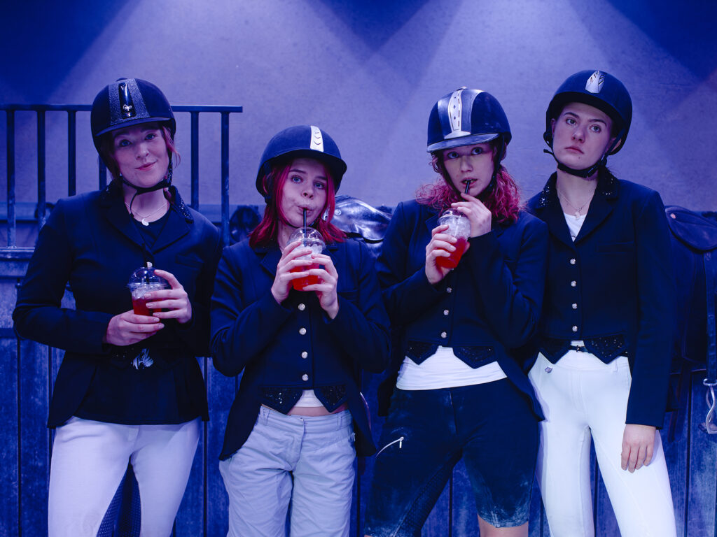 Alberte Riis Alexis Ibsen, Clara Sophia Phillipson, Laura Kjær Jensen, Solvej Sonne Horn som hesteveninder i Kirstens Hævn på Aarhus Teater. Foto: Rumle Skafte