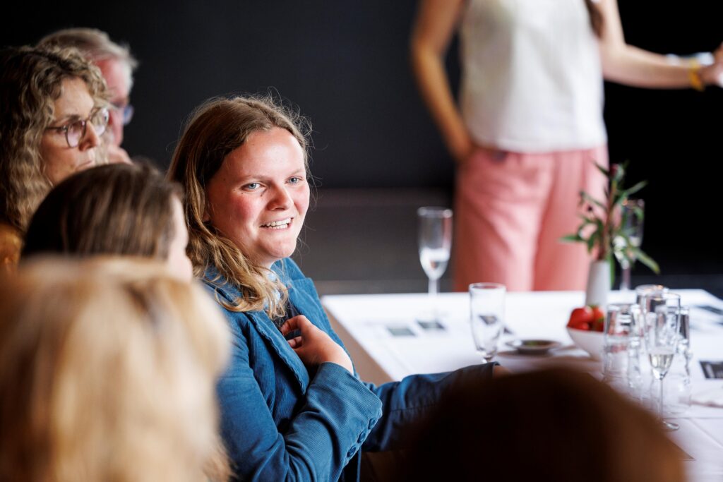 Nikoline Erbs Hillers-Bendtsen (kandidat, Alternativet). Scenekunstmøde på Teatret Svalegangen. Foto: Jesper Voldgaard.