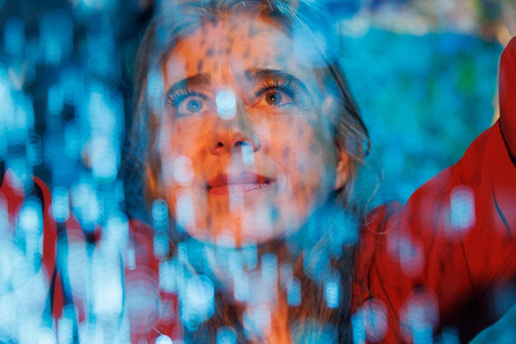 Birgit Løkke i Requiem for papir, Passage Festival 2025. Foto: GribGruppen.