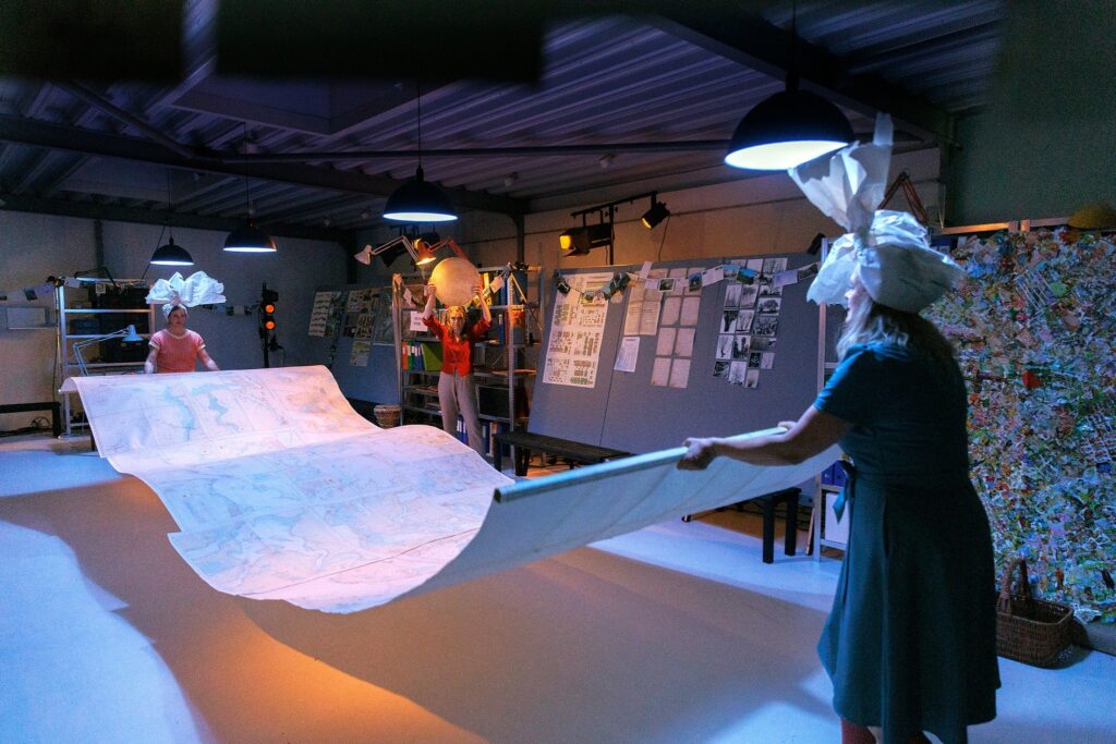 Filippa Berglund, Birgit Løkke og Helene Kvint i Requiem for papir, Passage Festival 2025. Foto: GribGruppen.