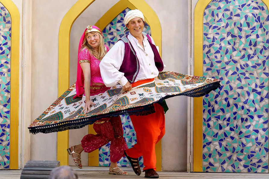 Gulnara (Maria La Cour) og Aladdin (Brian Kristensen) i et fedt musikalsk flyvemedler. Foto: Mie-Neel