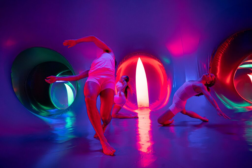 Marco Rizzi, Nikoline Due og Elena Praastrup Nielsen i Stella Utero i Myriad Luminarium på Passage Festival. Foto: Karsten Piper.