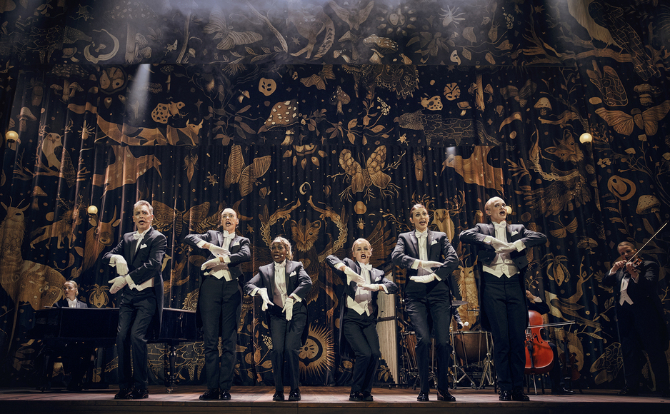 Teaterkoncert Thomas Helmig. Den ceremonielle fejring af byens søn. Fra venstre Mark Linn, Laura Kjær Jensen, Joanita Zachariassen, Clara Sophia Phillipson, Amanda Friis Jürgensen, Thorbjørn Hedegaard. Foto: Emilia Therese.