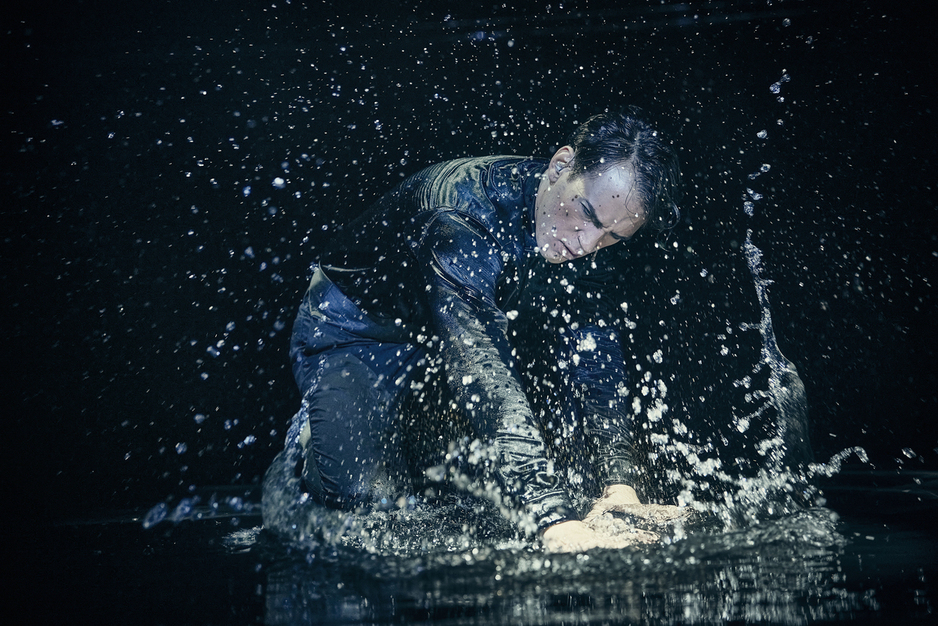 Teaterkoncert Thomas Helmig. Emil Prenter i Benjamin la Cours kompromisløse scenografi. Foto: Emilia Therese.
