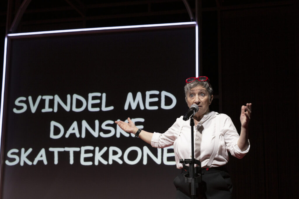 Ina-Miriam Rosenbaum i The Sanjay Shah Shitshow. Foto: Ea Verdoner.