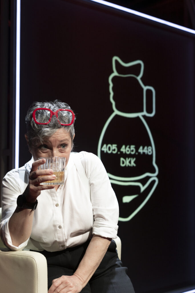Ina-Miriam Rosenbaum i The Sanjay Shah Shitshow. Foto: Ea Verdoner.
