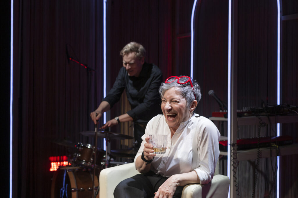 Ina-Miriam Rosenbaum og Emil de Waal i The Sanjay Shah Shitshow. Foto: Ea Verdoner.