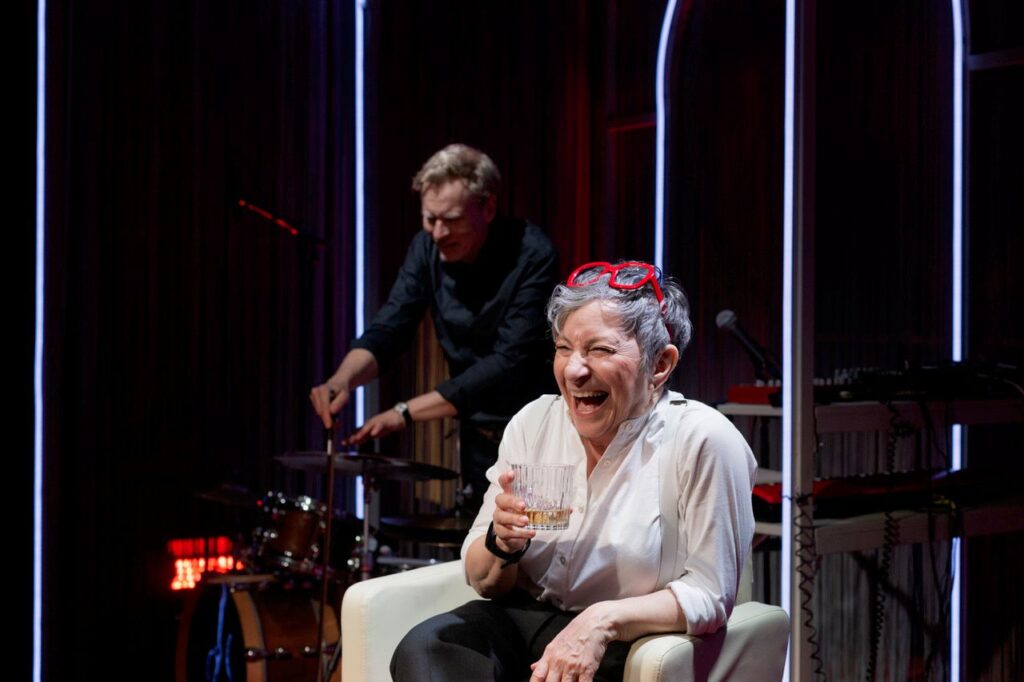 Emil de Waal og Ina-Miriam Rosenbaum i The Sanjay Shah Shitshow, Off Off/Produktion. Foto: Ea Verdoner.