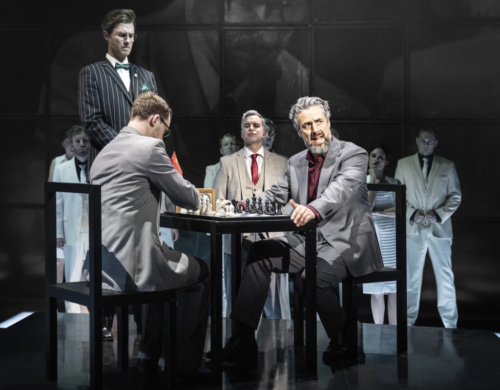 Thomas Høj Falkenberg, som den russiske skakspiller Anatoly Sergievsky i Chess på Det Ny Teater. Foto: Camilla Winther