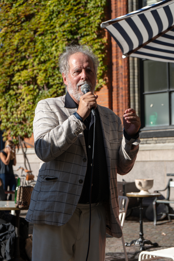 Konsulent for det klassiske område, Henrik Goldschmidt holdt tale for de to dansere. Foto: Masha Lyamina.