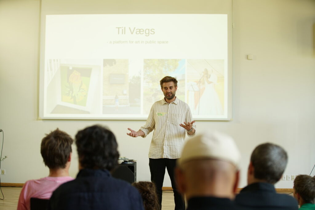 Karl Isakson præsenterer Til Vægs. Foto: Max Morris-Doherty.