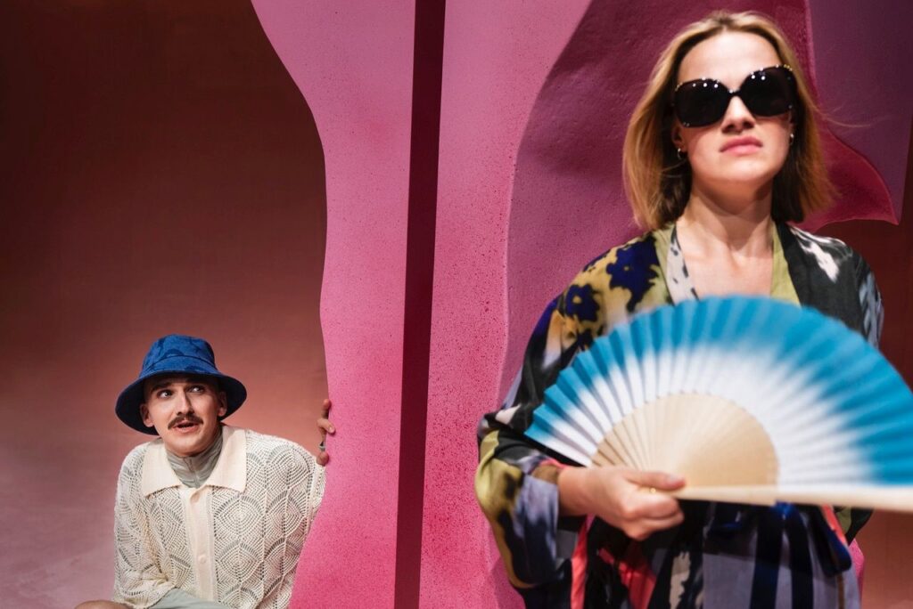 Anton Hjejle og Cecilie Bogø Bach i Sat i verden på Det Kongelige Teater. Foto: Maria Albrechtsen Mortensen.