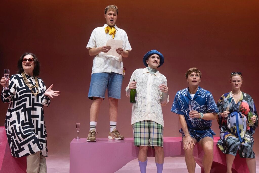 Tina Gylling Mortensen, Magnus Haugaard, Anton Hjejle, Emil Blak Olsen og Cecilie Bogø Bach i Sat i verden på Det Kongelige Teater. Foto: Maria Albrechtsen Mortensen.