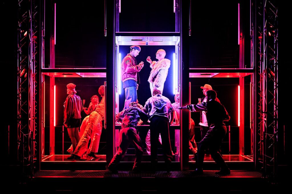 Elevatorerne i Eilev Skinnarmo bidrager med en god dynamik - når de fungerer - i What is love, Fredericia Musicalteater. Foto: Søren Malmose