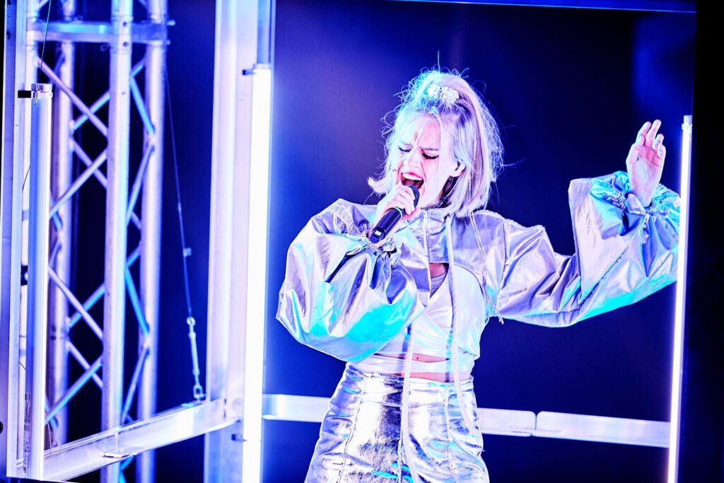 Mary Jean Moore leverer en overbevisende præstation i sin musicaldebut som Lisa i What is love, Fredericia Musicalteater. Foto: Søren Malmose