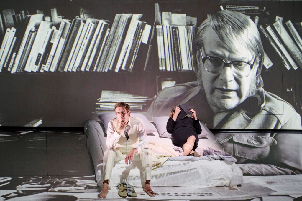 Corinna Harfouch og André Szymanski i Rhea Lemans Arendt på Thalia Theater, Hamburg. Foto: Katrin Ribbe.