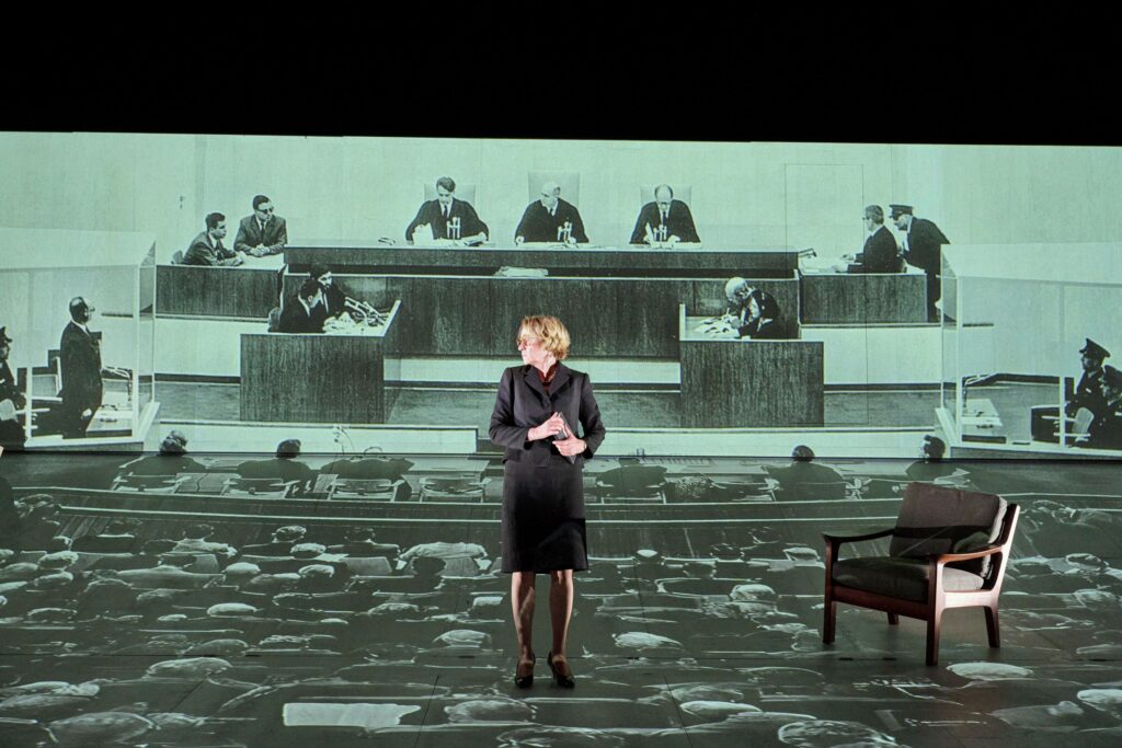 Corinna Harfouch i Rhea Lemans Arendt på Thalia Theater, Hamburg. Foto: Katrin Ribbe.
