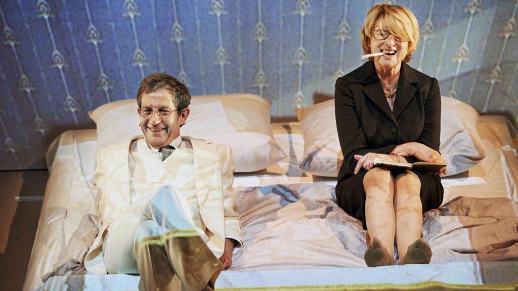 Corinna Harfouch og André Szymanski i Rhea Lemans Arendt på Thalia Theater, Hamburg. Foto: Katrin Ribbe.