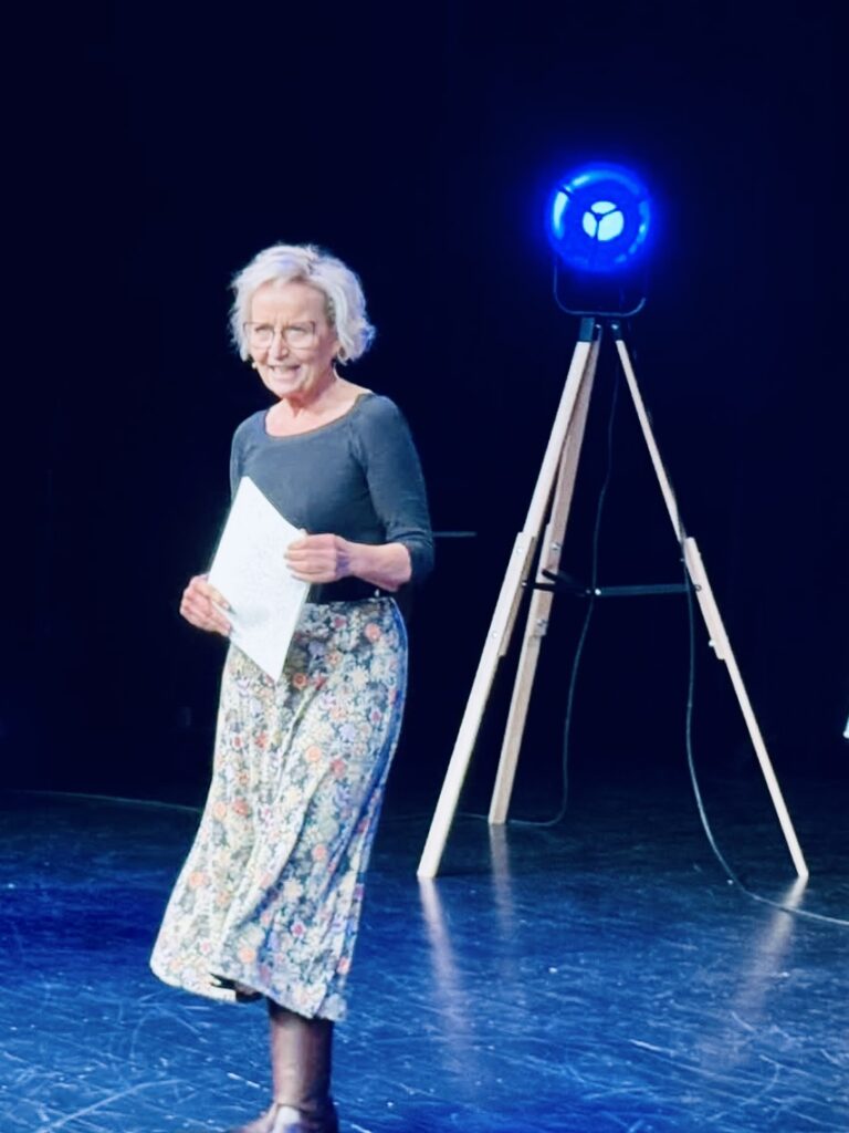 journalist Tine Gøtzsche modererede debatten på Odsherred Teater Foto: Odsherred Teater