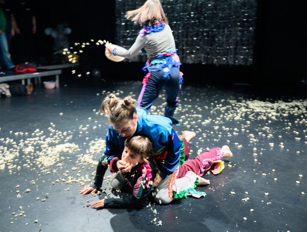 Popcornshower i The Host af Nordic Beasts i Dansehallerne. Foto: Søren Meisner.