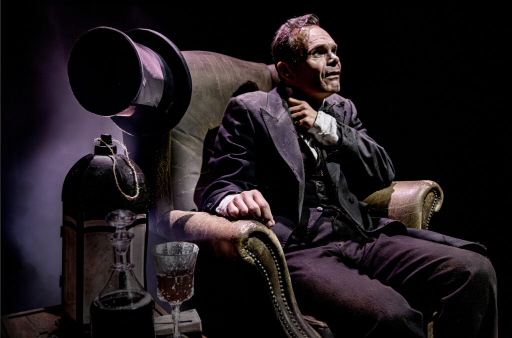 Kim Hammelsvang som en af de tyve karakterer han skaber i Et juleeventyr- en magisk monolog Foto: Det Ny Teater