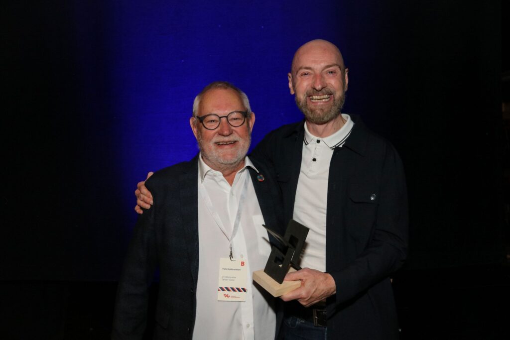 Palle Guldbrandsen fra bestyrelsen i Danmarks Teaterforeninger overrækker Årets Nytænkende Sceneproducent gik til Opgang2 til administrationschef Per Kjærgaard Paulsen fra Turneteatret Opgang2. Foto: Jan Christensen. Årets