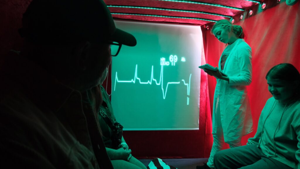 Artbulancen er også en miniteater og minibiograf for et dusin tilskuere ad gangen. Foto: Det Flyvende Teater