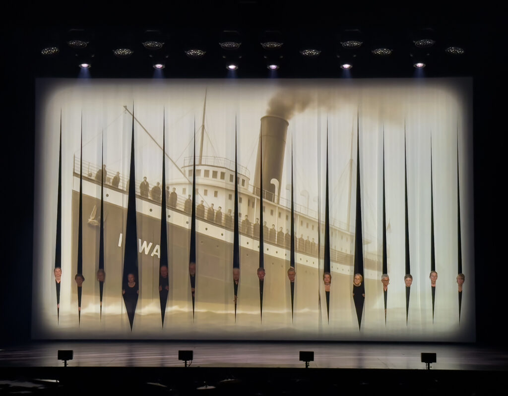 Fra An Ideal American — regi: Giuseppe Bonifati; scenografi: Linda Sugataghy. Produceret af Musikteater Skive; vist i KCS. Foto: Momchil Alexiev