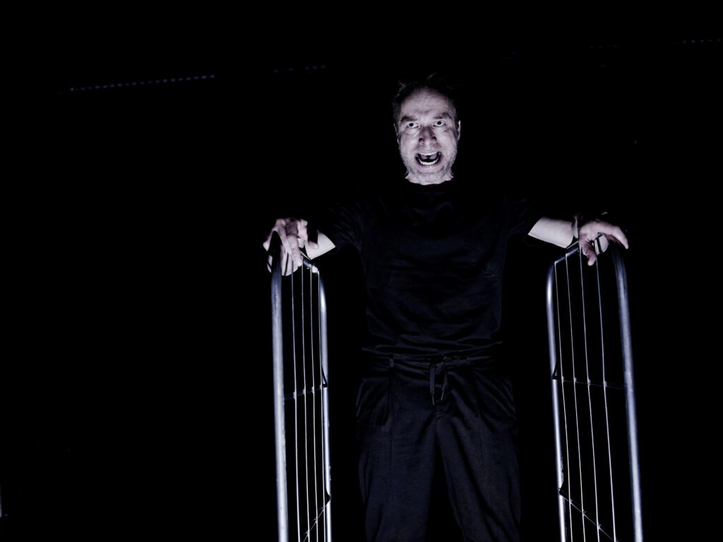 Morten Burian i Djævleprojektet på Huets Teater. Foto: Rumle Skafte.