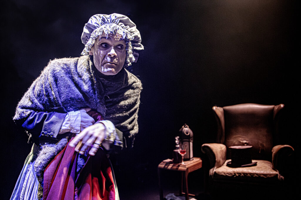 Kim Hammelsvang som sladrekællingen, der er en af de tyve karakterer han skaber i Et juleeventyr- en magisk monolog. Foto: Det Ny Teater