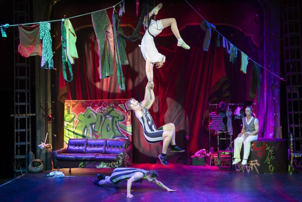 Marie Asplund og Simon Granit Ossoinak hænger over Tobias Ulfvebrand, mens Viktor Gyllenberg kigger til i The Extraordinary History of Circus af Circus Cirkör, Malmö Stadsteater og Uppsala Stadsteater. Foto: Sara P Borgstrom.