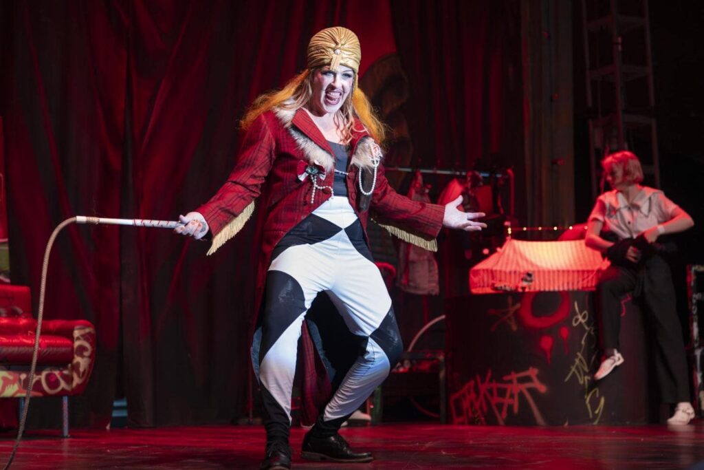 Angela Wand i front i The Extraordinary History of Circus af Circus Cirkör, Malmö Stadsteater og Uppsala Stadsteater. Foto: Sara P Borgstrom.