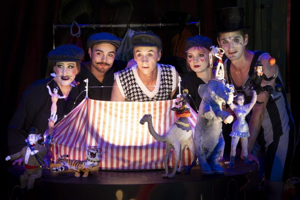 Angela Wand, Simon Granit Ossoinak, Viktor Gyllenberg, Marie Asplund og Tobias Ulfvebrand i The Extraordinary History of Circus af Circus Cirkör, Malmö Stadsteater og Uppsala Stadsteater. Foto: Sara P Borgstrom.