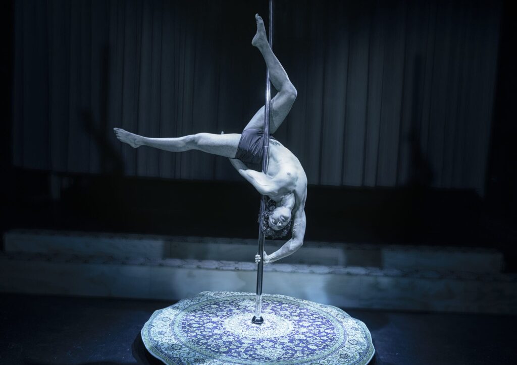 Aftab Asghar Gondal i Djinn på Blaagaard Teater. Foto: Karoline Liberkind.