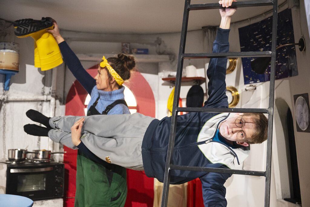 Anna Emilie Pedersen og Michael Slebsager som mor og søn i Gabriels vinger på Vendsyssel Teater. Foto: Tao Lytzen.