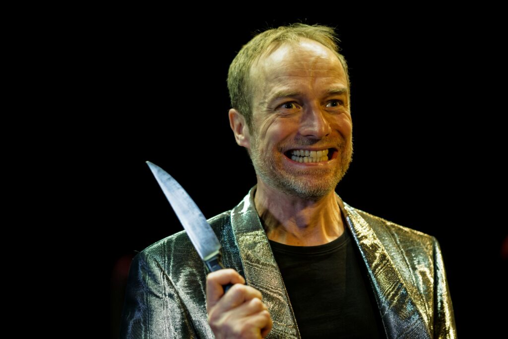 Morten Burian i Djævleprojektet på Huets Teater. Foto: Rumle Skafte.