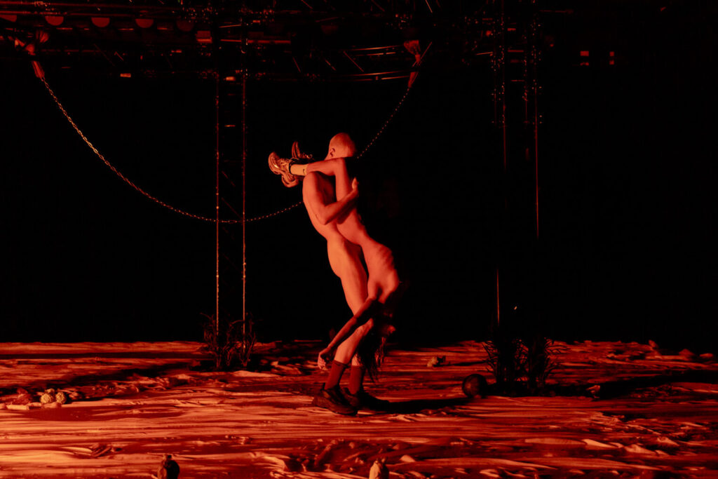 Bjørk-Mynte Paulse og Jonathan Ibsen i Epiclogue, Teater Sort/Hvid. Foto: Pressefoto.