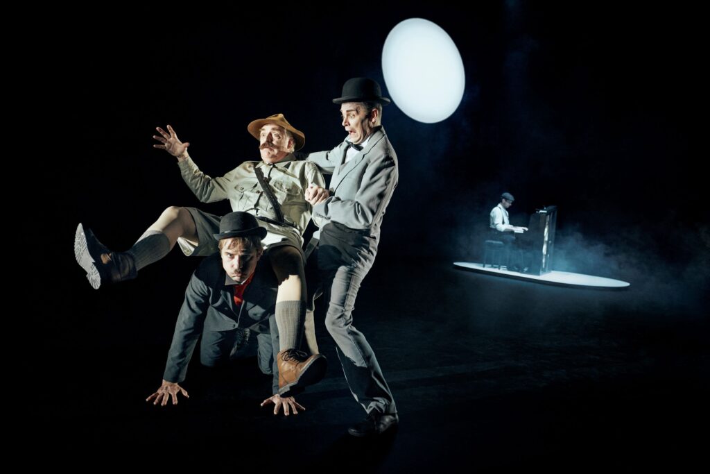 Jannik Elkær, Kristoffer Louis Andrup og Henrik Ipsen med kapelmester Jakob Lindbirk i baggrunden i Gøg og Gokke af Odsherred Teater og Don Gnu. Foto: Emilia Therese.