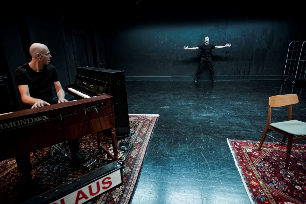 Michael Sunding på Hammond orgel og Morten Burian i Djævleprojektet på Huets Teater. Foto: Rumle Skafte.