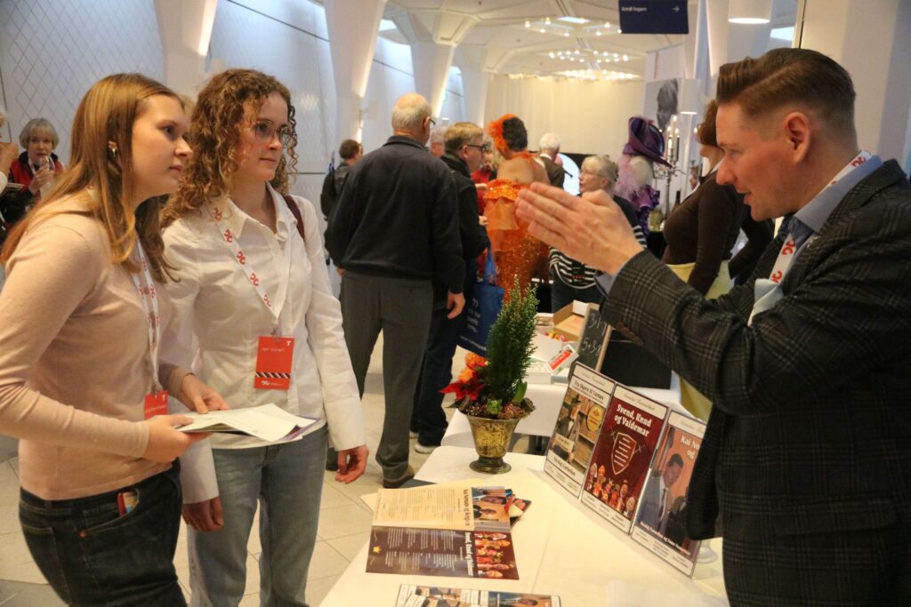 Repræsentanter fra UngtTeaterVejle på rundtur blandt standene. Foto: Jan Christensen - ISO 4700 Photography. børn og unge