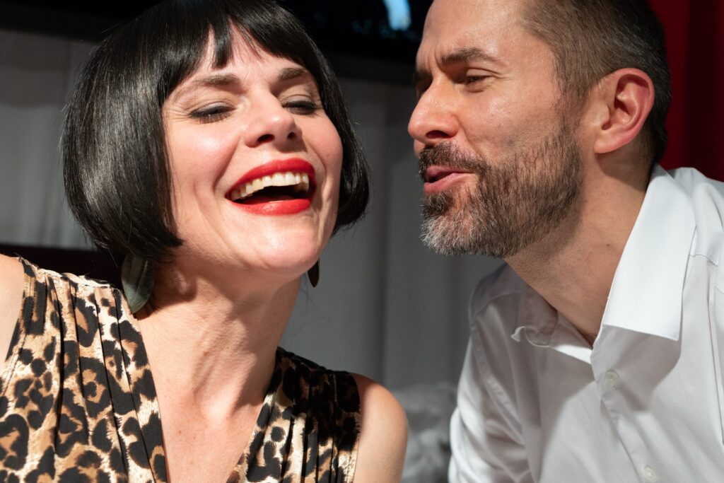 Daniel Bambas og Sira Stampe i Dumb Show, That Theatre Company på Krudttønden. Foto: Rickard Södertstöm.