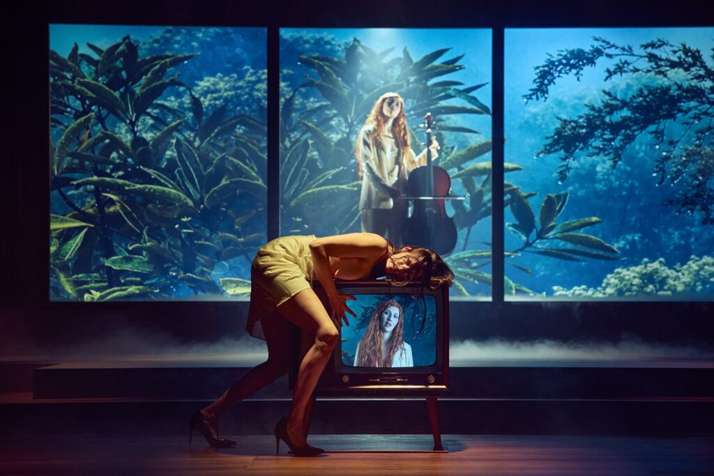 Nanna Bøttcher og Amanda Drew i Fædra på Aarhus Teater. Foto: Emilia Therese.