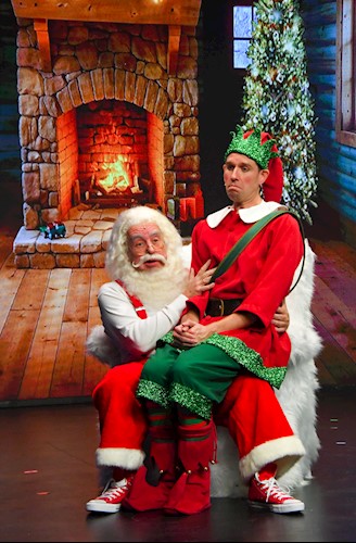 Christian Bergmans Buddy på Frank Rubæks Julemandens knæ i Elf the Julemusical på NørregadeTeatret. Foto: Lynge Nielsen.