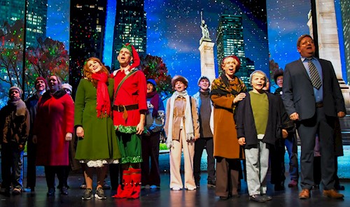 Tara Toya, Christian Bergman , Mette Ladekarl, Elliot Vergilius Thelle og Mikkel Vadsholt foran ensemblet i Elf the julemusical på NørregadeTeatret. Foto: Lynge Nielsen.