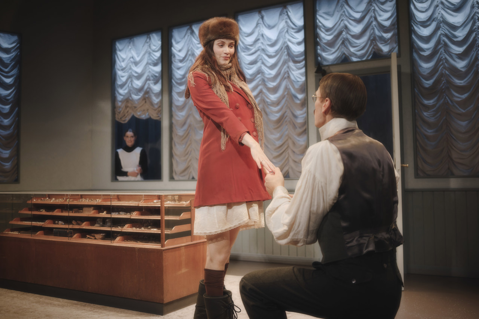 Marie Marschner ser alt; også det, hendes medspillere ikke ser. Foto: Rumle Skafte.