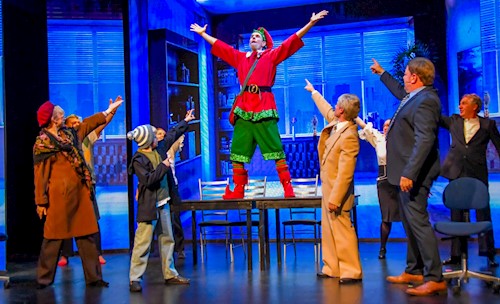 Christian Bergman som Buddy på fars kontor i Elf the julemusical på NørregadeTeatret. Foto: Lynge Nielsen.